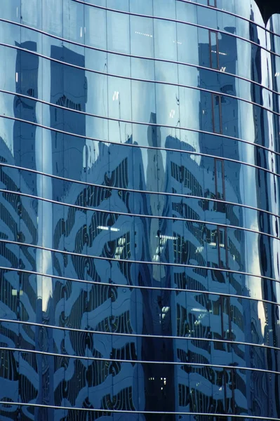 Reflexões Reflexões Sobre Paredes Vidro Edifícios Urbanos — Fotografia de Stock