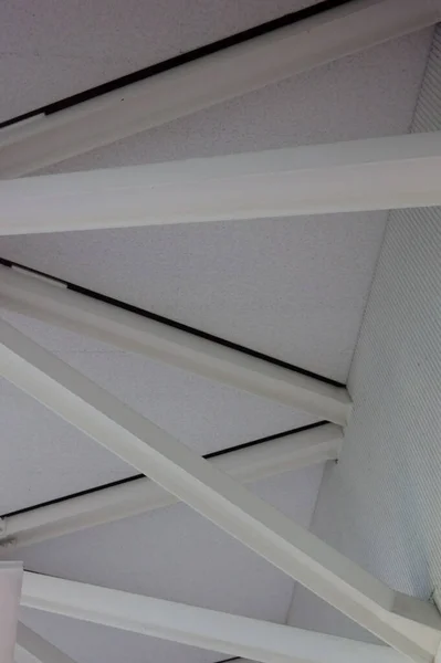 シンプルな天井の上に梁を伸ばし — ストック写真