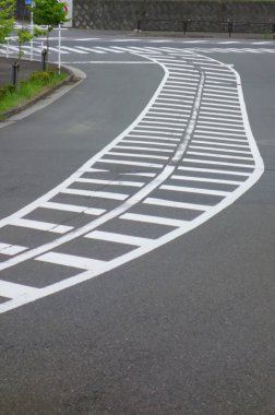 Kenar mahallelerde az trafiği olan bozuk eğrilerle iç içe geçmiş yollar