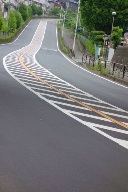 Kenar mahallelerde az trafiği olan bozuk eğrilerle iç içe geçmiş yollar