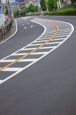 Kenar mahallelerde az trafiği olan bozuk eğrilerle iç içe geçmiş yollar