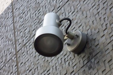 Dış duvarda suç önleme görevi gören acil durum lambası var.