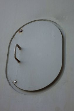 Kapı yuvarlak, kapı kolu da açılıp kapatılıyor.