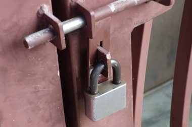 Güvenlik, güçlü demir kapılı asma kilit.