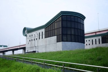 Su basıncını kontrol etmek için gizemli bir nehir boyunca uzanan bir yapı.