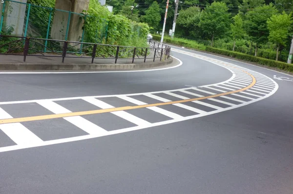 Kenar Mahallelerde Trafiği Olan Bozuk Eğrilerle Içe Geçmiş Yollar — Stok fotoğraf