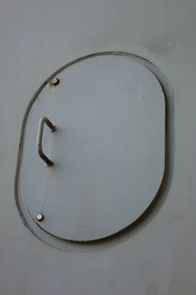装有门柄的圆形盖门 用于打开和关闭 — 图库照片