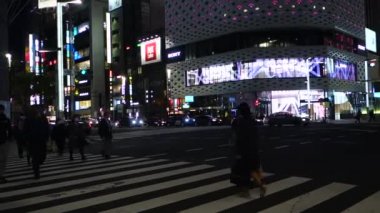 9 Nisan 2020 'deki acil durum ilanından sonra saat 19 sularında Ginza 4-chouse kavşağında.