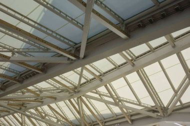 Yepyeni Takanawa geçit istasyonunun tavanında ışın deseni var.