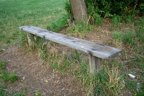 在开欣公园安装了一个木制木凳 — 图库照片