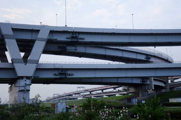 一条穿过日本东京海岸的三维高速公路 — 图库照片