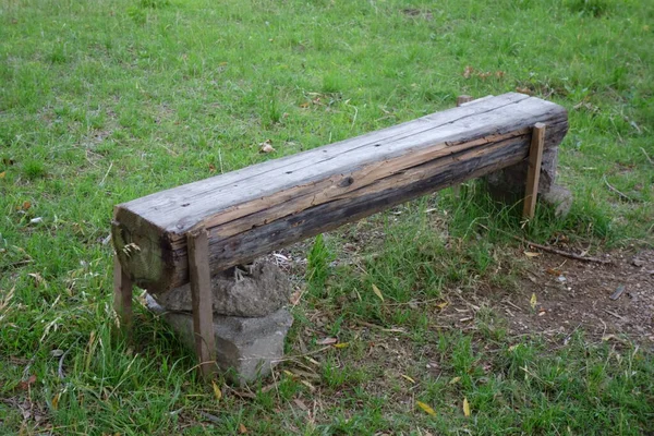 在开欣公园安装了一个木制木凳 — 图库照片