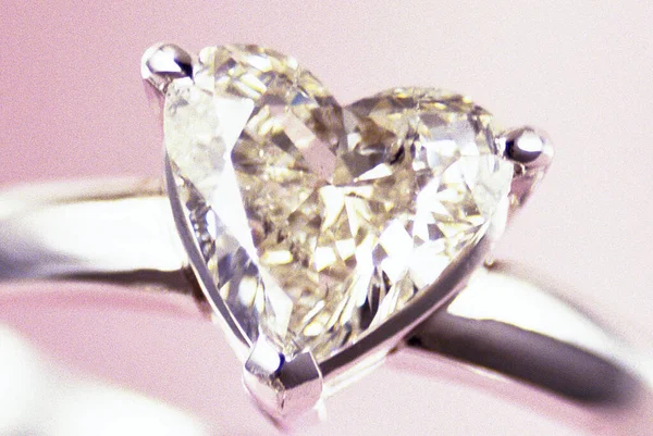 華やかでエレガントな 豪華な ファッショナブルなダイヤモンドジュエリー — ストック写真