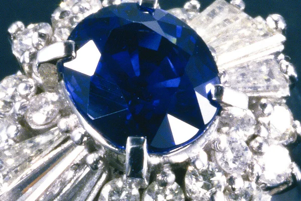 Λαμπρό Και Βαθύ Μπλε Ζαφείρι Κοσμήματα — Φωτογραφία Αρχείου