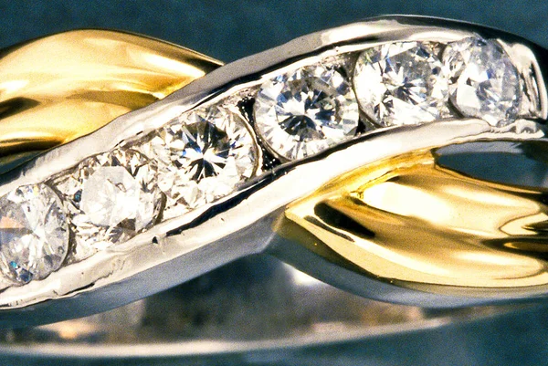 華やかでエレガントな 豪華な ファッショナブルなダイヤモンドジュエリー — ストック写真