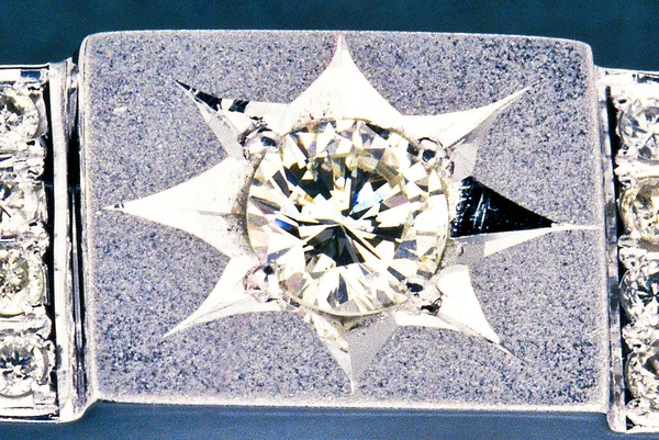 華やかでエレガントな 豪華なダイヤモンドジュエリー — ストック写真