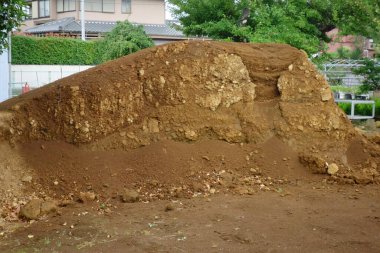 Şehirdeki boş arazide iş için büyük miktarda toprak ve kum birikti.