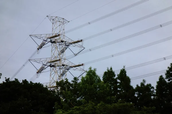 Torres Línea Transmisión Que Envían Electricidad Pernos Alto Voltaje Que — Foto de Stock