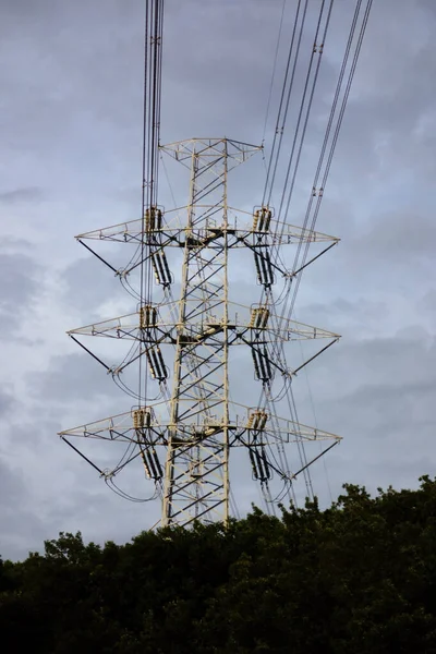 Torres Línea Transmisión Que Envían Electricidad Pernos Alto Voltaje Que — Foto de Stock