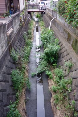 Şehrin şehir merkezi boyunca uzanan afet önleme için beton kanalizasyon.