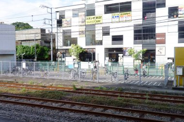 Demiryolu platformundan her gün görüldüğü gibi sakin.