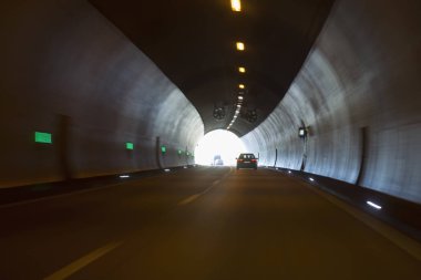 Bir otoyol tünelinden çıkış