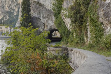 Garda Gölü kıyısındaki kaya duvarlarının manzarası