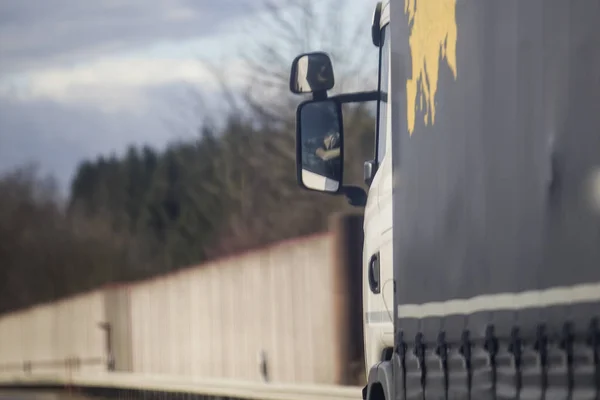 Vrachtwagenchauffeur Achteruitkijkspiegel Van Een Rijdende Vrachtwagen Snelweg — Stockfoto