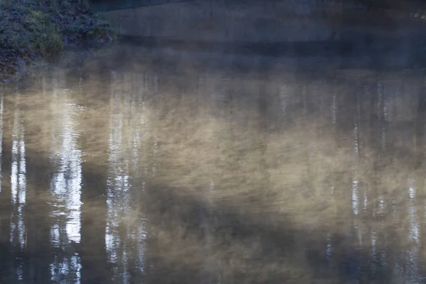 晴れた冬の朝に立ち上がる霧 — ストック写真