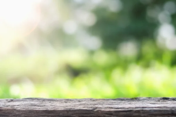 Mesa de deck de madeira vazia sobre árvore embaçada com fundo bokeh — Fotografia de Stock