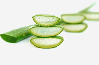   Aloe Vera jel ve kesme Aloe Vera yaprakları beyaz arka plan üzerinde