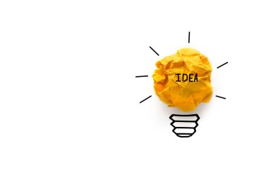 yaratıcı bir fikir. Kavram fikir ve yenilik ile kağıt ampul beyaz arka plan üzerinde