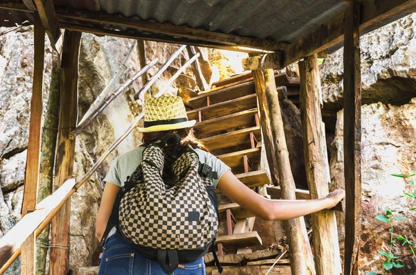 Frau Reisenden zu Fuß auf Ebene der Treppe die Klippe auf der mo — Stockfoto