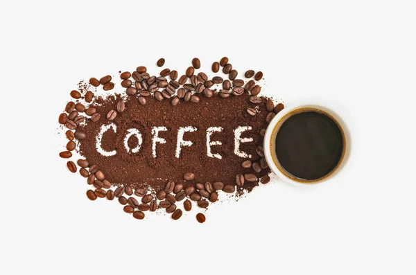 Konceptet kaffe kopp och kaffebönor på vit bakgrund — Stockfoto