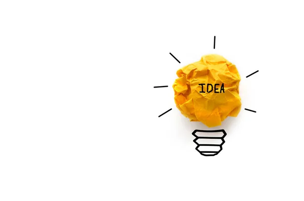 Kreativ idé. Konceptidé och innovation med papper-lampa på vit bakgrund — Stockfoto