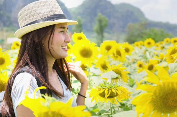 Schöne Mädchen Entspannung Reisen im Freien Natur der Sonnenströmung — Stockfoto