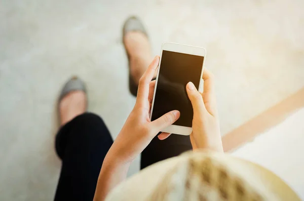 Imagen recortada de las manos de mujer sosteniendo el teléfono inteligente con c en blanco —  Fotos de Stock