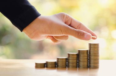 otobüsün grafik büyüyen için yığın para madeni para ile para tasarrufu el