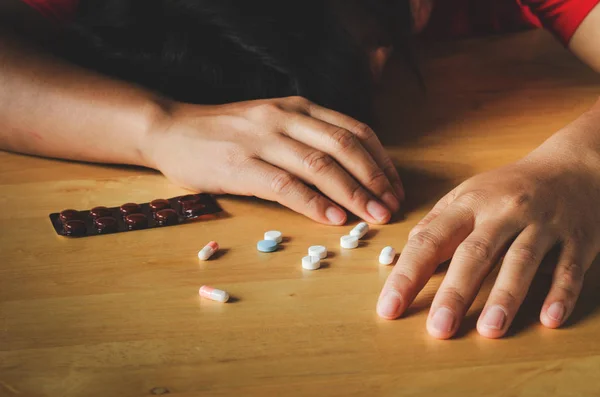 Women Take medicine overdose and Body can not get — Stock Photo, Image