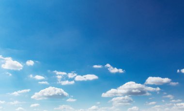 Mavi gökyüzü arkaplanlı beyaz bulut