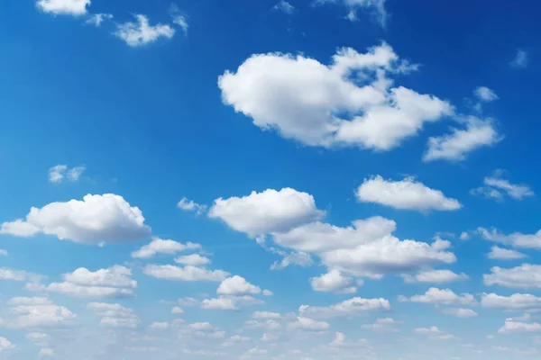 蓝天背景的白云 — 图库照片