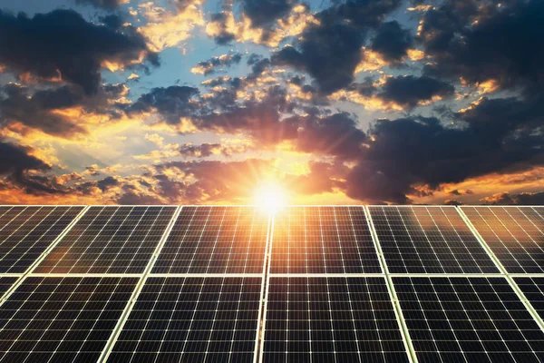 Güneş paneli günbatımı. konsept temiz enerji, elektrik alternatif, 