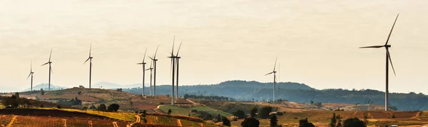 Turbina eólica na colina. conceito de energia limpa na natureza — Fotografia de Stock