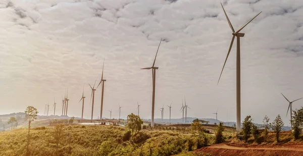 Větrná turbína na kopci. koncept čisté energie v přírodě — Stock fotografie