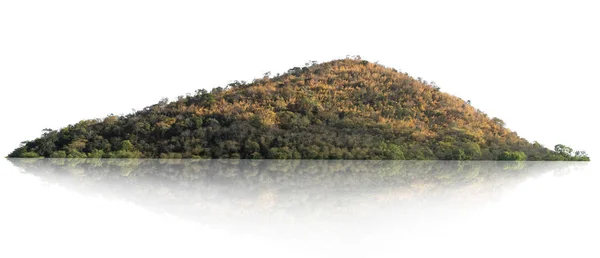 岩石山岗，绿林隔离在白色的背林上 — 图库照片
