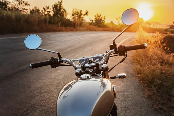 日没と道路上の古典的なスタイルのオートバイ — ストック写真