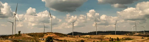 Panorama větrná turbína na kopci. energie v přírodě. eco conce — Stock fotografie
