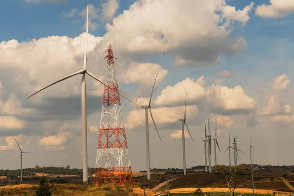 Větrná turbína na kopci. energie v přírodě. eko koncept — Stock fotografie