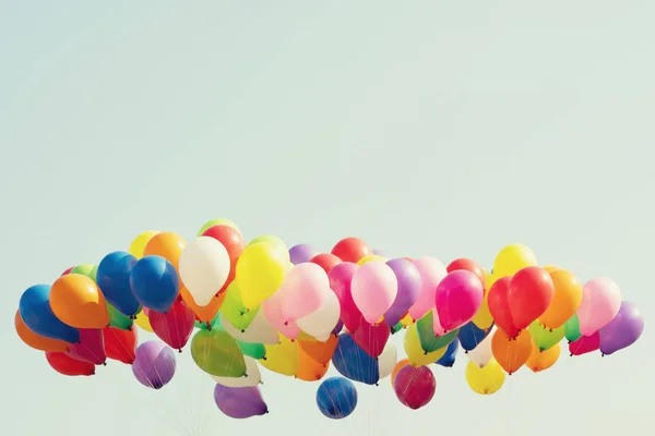 Balão colorido com fundo azul céu — Fotografia de Stock