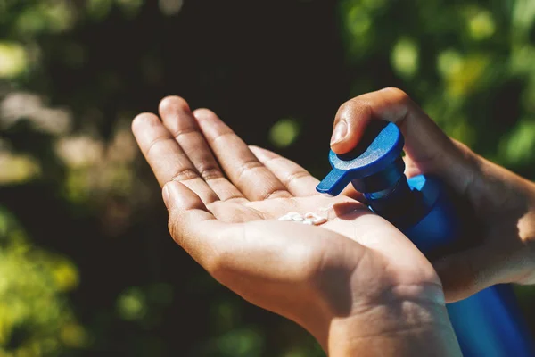 Närbild kvinna sätta solskyddsmedel på hand — Stockfoto